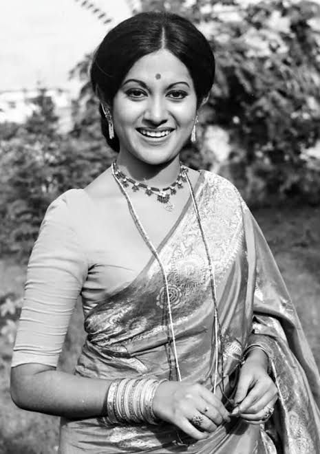 Bangladeshi actress Babita Bollywood Retro, Indian Bride Outfits, National Film Awards, Movies Quotes Scene, Bollywood Cinema, Vintage Bollywood, Popular People, Indian Aesthetic, Film Awards