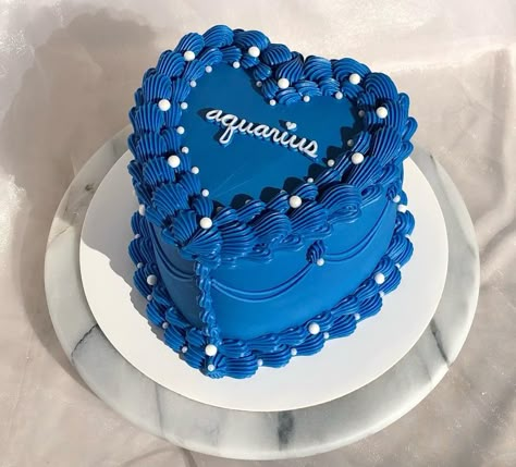 Aquarius Cake, Bolo Taylor Swift, Heart Cake Design, Bolo Vintage, 14th Birthday Cakes, Blue Birthday Cakes, Vintage Birthday Cakes, Pinterest Cake, Sweet 16 Birthday Cake