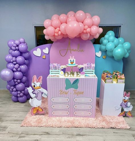 Daisy Duck Party, Minnie Boutique, Birthday Party Paper Decorations, Pata Daisy, Care Bear Birthday, Daisy Birthday, Donald And Daisy Duck, Duck Birthday