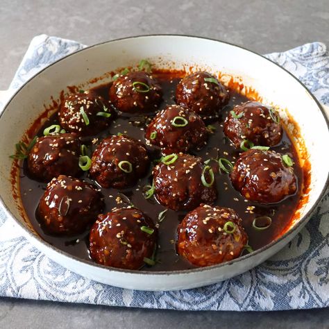 Korean Meatballs, Korean Barbecue, Korean Cooking, Beef Meatballs, Food Wishes, Meatballs Recipe, Korean Bbq, Spicy Sauce, Meatball Recipes