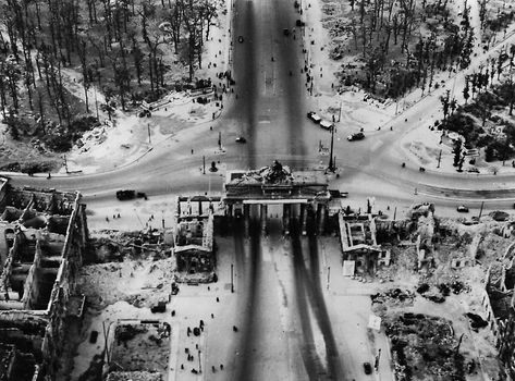 Brandenburger Tor und Pariser Platz | © Landesarchiv BerlinFotograf: Gisela Wolff - Berlin.de Russian Pilot, Germany 1945, Berlin 1945, Brandenburg Gate, Historical Pictures, Aerial Photography, Berlin Germany, Military History, World History