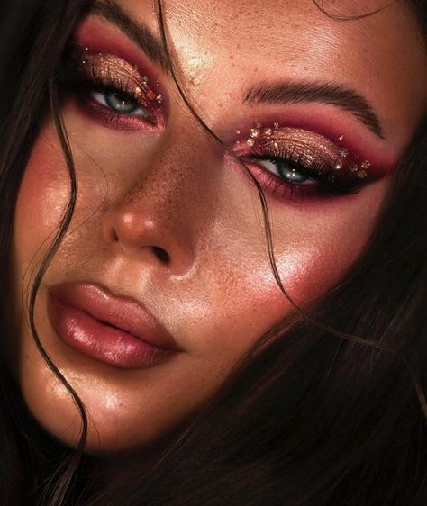 19 Glamorous New Year's Makeup Ideas to Shine in 2024 - thepinkgoose.com Burgundy Eyeshadow Looks, Trucco Glam, Brown Eyeshadow Looks, Gold Cut Crease, Fall Eyeshadow Looks, Burgundy Eyeshadow, Burgundy Makeup, New Year's Makeup, Rhinestone Makeup