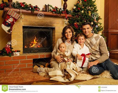 2016 holiday photo pose ideas Family Photos Fireplace, Christmas Decorated House, Fireplace Photoshoot, Indoor Christmas Photos, Christmas Pajama Pictures, Pictures In Home, Diy Christmas Photoshoot, Holiday Photo Session, Christmas Poses