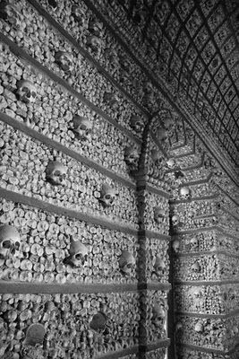 Sedlec ossuary, Kutna Hora, Czech Republic. The bone church. Odd Pictures, Sedlec Ossuary, Lovely Bones, Skulls And Bones, Scary Things, Gothic Church, Old Cemeteries, Dark Shadows, Guitar Art