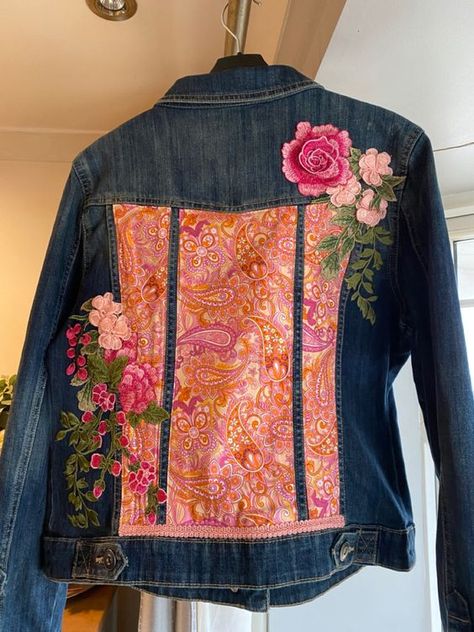 Reworked jacket Denim Jacket Upcycle Ideas, Denim Jacket Diy Upcycling, Jean Jacket Diy Upcycling, Diy Jacket Refashion, Denim Jacket Upcycle, Jacket Upcycle, Boho Denim Jacket, Denim Jacket Diy Paint, Reworked Denim Jacket