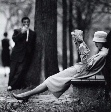 Woman on Park Bench. Yale Joel (1957). Ah the male... Fotografi Vintage, New York Photos, White Photos, Jolie Photo, Black White Photos, 인물 사진, Bw Photo, White Photo, Love Pictures