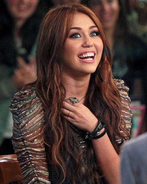 Miley Cyrus Chronological | March 22, 2010: Miley appears on Good Morning America to promote The Last Song | Instagram Miley Cyrus Makeup, Women Singers, Celebrities Crush, Artist Pictures, Miley Cyrus Hair, America Girl, The Last Song, Celebrity Pics, Girl Celebrities