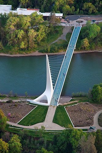 Pont Cadran Solaire ( Sundial Bridge ), fleuve Sacramento, Redding, California Bridges Architecture, Glass Walkway, Redding California, Sacramento River, Bridge Over Troubled Water, Road Bridge, Turtle Bay, Sundials, Santiago Calatrava