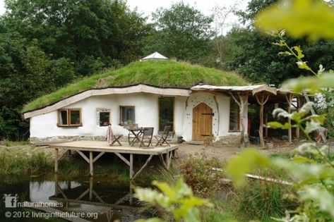 Beautiful cob houses – Favourite spaces Residential Building Entrance, Green Roof Benefits, Turf Roof, Casa Hobbit, Eco Buildings, Living Roofs, Natural Homes, Cob House, Hobbit House