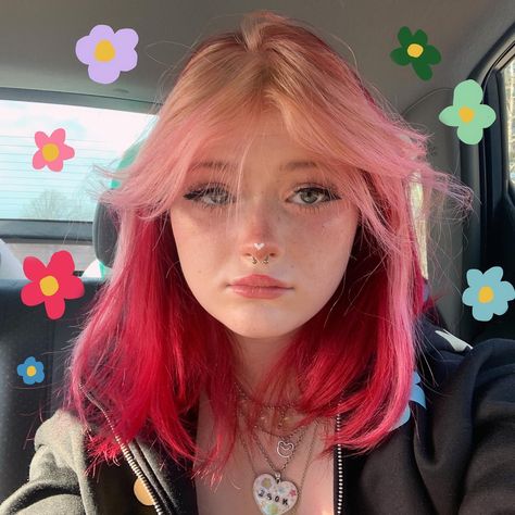 Red Pink Hair Short, Hair Dye Two Colors, Cute Short Red Hair, Pink Hair With Red Highlights, Pink Hair With Red Tips, Blonde And Pink Short Hair, Short Hair Fashion Color, Crown Hair Dye, Two Toned Hair Pink