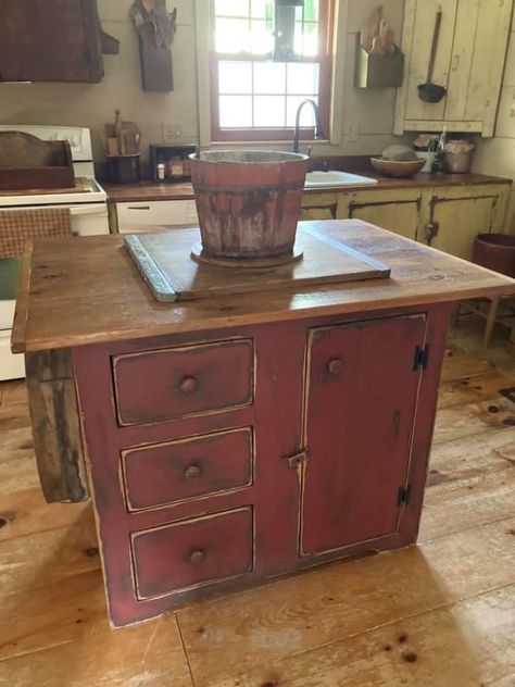 Primitive Kitchen Island, Primitive Kitchen Cabinets, Prim Kitchen, Primitive Country Kitchen, Colonial Kitchens, Antique Primitives, Kitchen Soffit, Unfitted Kitchen, Primitive Kitchens