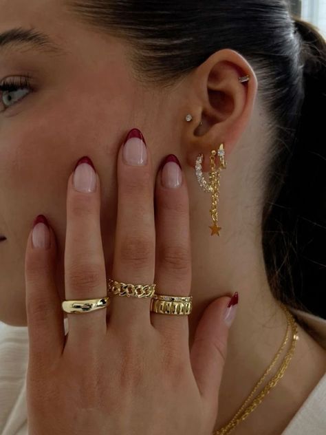 Evry Jewels Ring Stack, Ring Stack Inspiration, Gold Rings Stack Aesthetic, Gold Ring Stack Aesthetic, Ring Stack Inspo Gold, Nails And Jewelry Aesthetic, Everyday Jewelry Stack, Hold Jewelry Aesthetic, Ring Stacks Gold