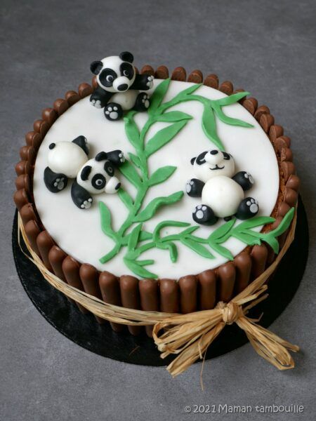 Notez cette recette Quand le programme d’un mercredi après midi évolue en après midi cuisine, ça donne un gâteau panda 😉 L’anniversaire de ma princesse approche et, cette année encore, je pensais devoir me resigner à acheter des gâteaux individuels en sachets pour fêter ça à l’école, tout comme l’an dernier. Alors, comme elle voulait […] L’article Gâteau panda est apparu en premier sur Maman Tambouille !. Pen Cake, Food Garnishes, Chiffon Cake, Sachets, 4th Birthday, Cake Ideas, Biscuits, Sugar Cookie, Birthday Cake