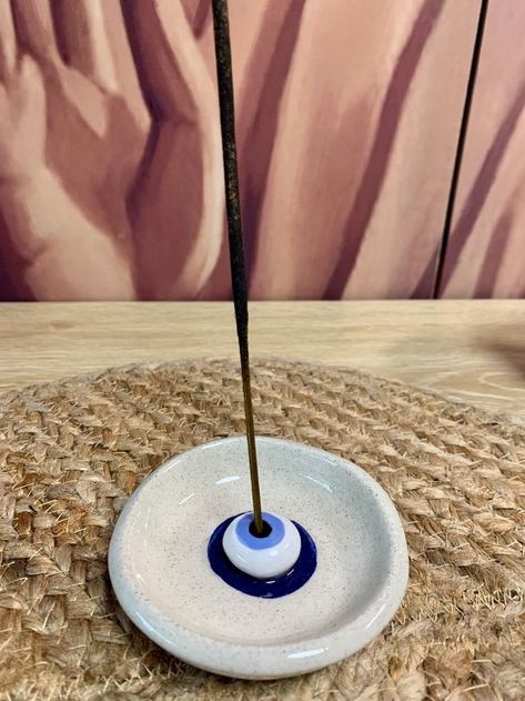 Evil Eye Incense Holder, Cool Incense Holder, Clay Pieces Ideas, Evil Eye Ceramics, Handmade Incense Holder, Ceramic Insence Holder, Evil Eye Pottery, Incense Holder Clay Diy, Evil Eye Clay