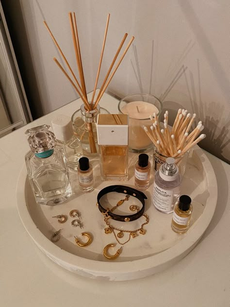 Bandeja Perfume, How To Organize Perfumes On Dresser, Dresser Top Organization Ideas, Dresser Top Organization, Vanity Tray Decor, Girls Dressing Table, Profumo Victoria Secret, Dressing Table Organisation, Koleksi Parfum