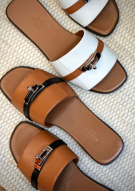 Beautiful Sandals, Fashion Slippers, Shoe Display, Girly Shoes, Womens Sandals Flat, Sneaker Heels, Flat Sandals, Shoe Collection, Me Too Shoes