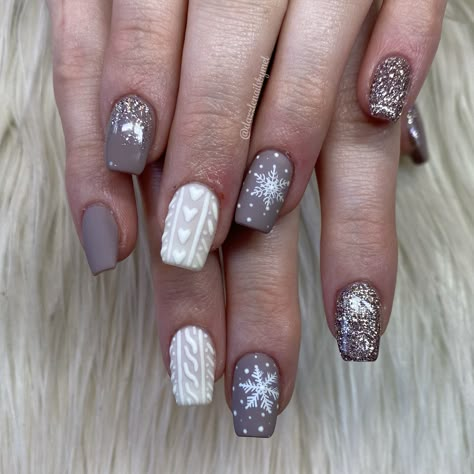 Gray Foil Nails, Knitted Nails Winter, Nail Art Sweater Design, Christmas Nail Ideas Dip Powder French Manicure, Purple And Gray Nails Design, January Nail Designs Simple Almond, Mauve Christmas Nails, Black Sweater Nail Designs, Mauve Winter Nails