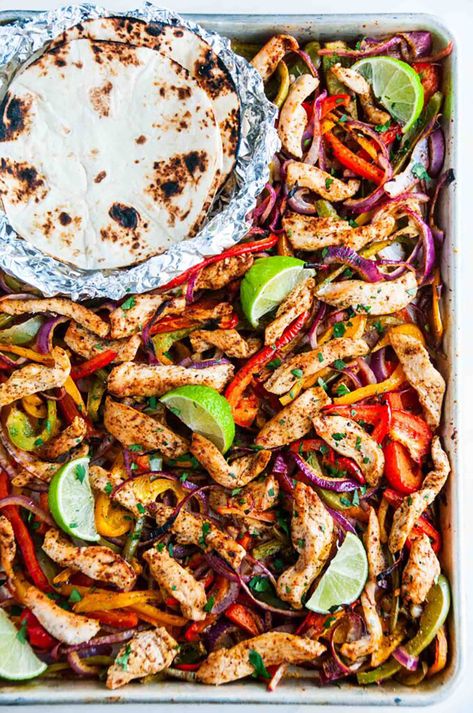 Sheet Pan Chicken Fajitas, Baked Chicken Fajitas, Chicken Fajita Recipe, Pan Chicken Fajitas, Sheet Pan Suppers, Sheet Pan Chicken, Sheet Pan Dinners Recipes, Chicken Fajita, Fajita Recipe