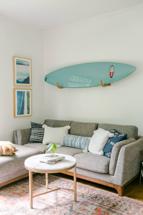 Surfboard Over Couch, Surfboard Decor Living Room, Surfboard In Living Room, Surf House Living Room, Surfboard Living Room, Surf Decor Living Room, Carrie Apartment, Surf Apartment, Surf Living Room