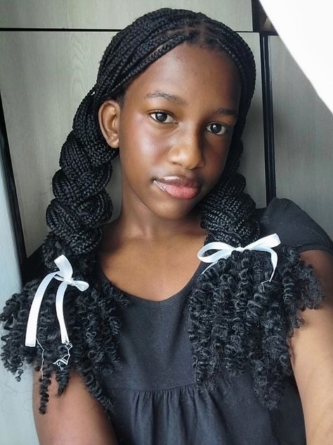 Black coquette girl with braids Ribbon Braids Black Women, Coquette Braids Black, Coquette Box Braid Hairstyles, Box Braids Coquette, Coquette Braid Hairstyles, Coquette Box Braids, Ribbon In Braids, Coquette Braids, Versatile Braids