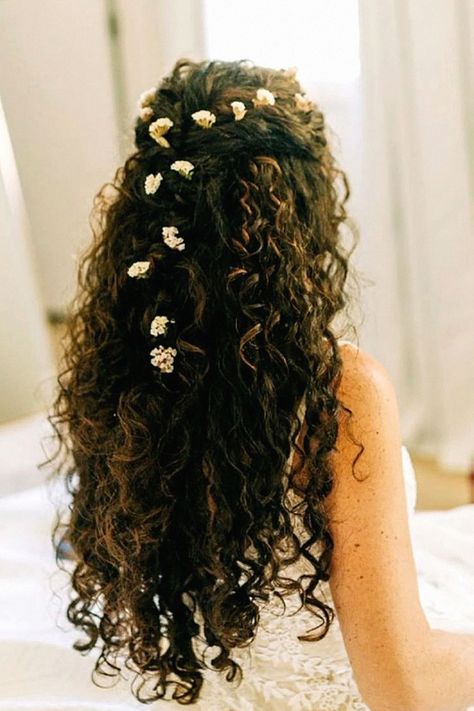 A wedding hairstyle feels absolutely gorgeous for your special day with beautiful curls. I’m passionate about that for bridal portraits. Pin this to your curly bridal hairstyles. Floral Bride Hair, Curly Boho Hairstyle, Curly Hairstyles For Bride, Natural Curly Wedding Hairstyles, Naturally Curly Bridal Hair, Hair Ideas For Curly, Curly Bridal Hairstyles, Long Curly Wedding Hair, Curly Wedding Hairstyles