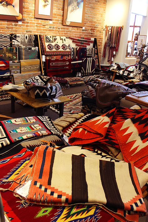 Authentic Navajo Rugs / Weavings Santa Fe Style Decor, Navajo Textiles, Native American Home, Native American Blanket, Southwest Rugs, Native American Rugs, Gallery Interior, Navajo Art, Native American Decor