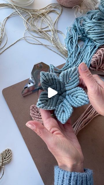 Easy Macrame Flower Tutorial, Macrame Design Tutorials, Thing To Learn, Flower Macrame, Macrame Flowers, Macrame Flower, Macrame Knots Pattern, Making Stuff, Macrame Patterns Tutorials