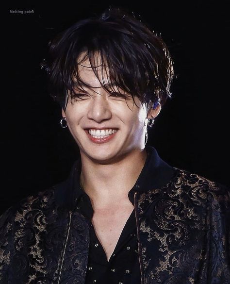 algo más lindo que jungkook sonriendo? Kpop Hairstyle Male, New Long Hairstyles, Two Block Haircut, Jungkook Smile, Kpop Hair, Indie Films, Asian Celebrities, Jungkook Aesthetic, Celebrity Art