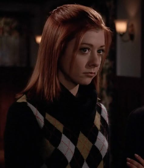 Willow Rosenberg Icons, Willow Buffy The Vampire Slayer Outfits, Alyson Hannigan 90s, Buffy Hairstyles, Willow Rosenberg Outfits, Willow Buffy The Vampire Slayer, Buffy The Vampire Slayer Poster, Willow Outfits, Willow Rosenburg