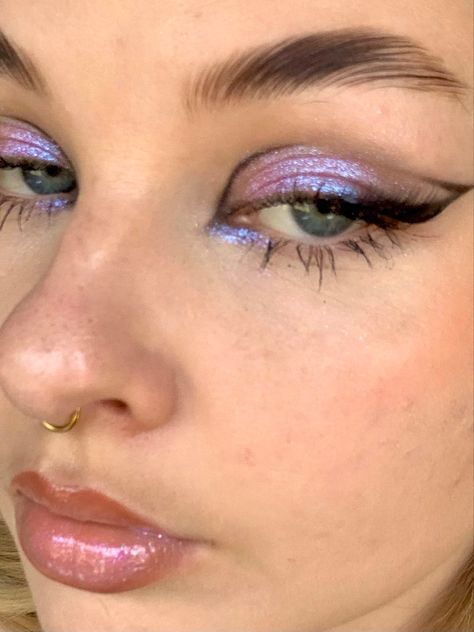 Rave Eyeliner, Lilac Eyeliner, Lilac Makeup Look, Cool Eyeliner Looks, Lilac Makeup, Makeup Application Order, Rock Makeup, Shimmer Eye Makeup, Funky Makeup