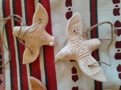 Clay Birds, Ceramic Workshop, Polymer Crafts, Ceramic Ideas, Pottery Designs, Peg Dolls, Clay Ideas, Home Decor Diy, Christmas Art