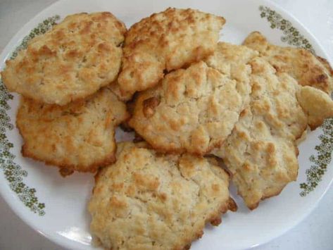 Drop Biscuits with Buttermilk Cat Head Biscuits, Paleo Baking Recipes, Drop Biscuits Recipe, Bacon Gravy, Onion Rolls, Southern Things, Sausage Biscuits, Easy Biscuit Recipe, Homemade Apple Butter