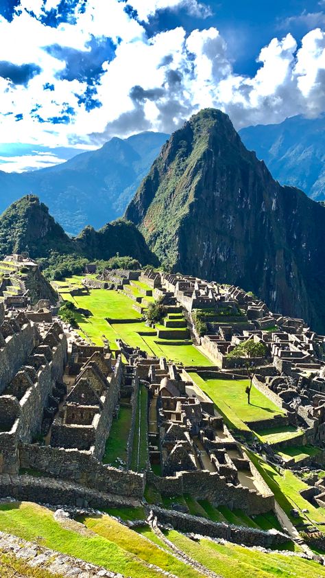 Machu picchu, maravilla del Perú y el mundo. Ubicado en el departamento de Cusco Perú. #machupicchu #peru #peruvian #peruviantravel #travel #travelblogger #landscape #landscaping #photo #photography #photooftheday #perú #cuscoperu #cusco Peruvian Landscape, 7 World Wonders, Elven City, South America Travel Destinations, Cusco Peru, South America Travel, Sustainable Travel, Machu Picchu, Ancient Civilizations