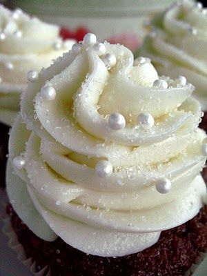 Classic Carrot Cupcakes Rum Cupcakes, Frost Cupcakes, Cream Cheese Buttercream, Carrot Cake Cupcakes, Carrot Cupcakes, Hot Buttered Rum, Cupcake Frosting, Yummy Cupcakes, Fun Cupcakes