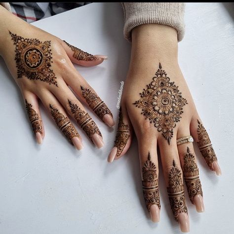 Hand Mehndi Design Simple, Mehndi Designs 2022, Tikki Mehndi, Modern Mehndi, Floral Henna Designs, Finger Henna Designs, Henna Tattoo Designs Hand, Henna Art Designs, Modern Henna Designs