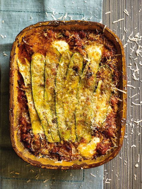 Courgette and aubergine gratin, an easy vegetarian recipe ideal for a midweek meal or as an Italian dinner party recipe Pasta Mexicana, Burger Vegetarian, Sandwich Vegetarian, Aubergine Recipe, Zucchini Aubergine, Italian Dinner Party, Dinner Party Recipes, Vegetarian Recipe, Italian Dinner