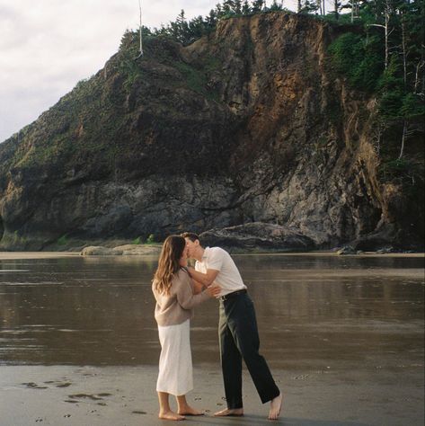 Engagement Couple Photos, Candid Couple Photos, Candid Couple, Couple Beach Pictures, Candid Engagement Photos, Photo Documentary, Anniversary Photoshoot, Fairytale Photography, Couples Engagement Photos