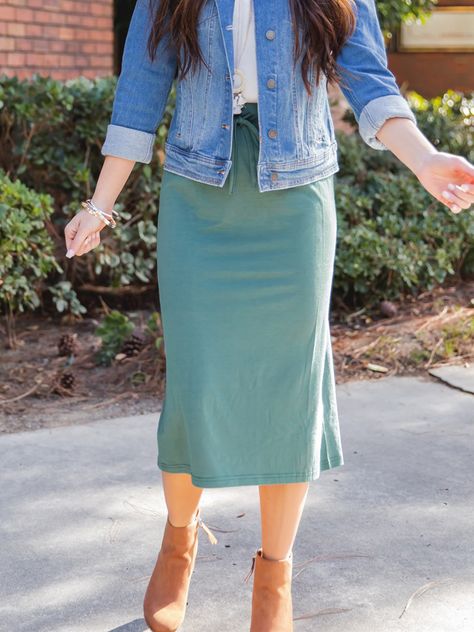 Hey there fashionista! Are you looking for a versatile midi skirt that can be paired with all your favorite tops? Look no further than the Sonny Skirt in Black! Crafted from a super soft blend of fabric, this skirt provides just the right amount of stretch for all-day comfort. Whether you're heading to the office or out for a weekend brunch, the Sonny Skirt is the perfect choice for any occasion. With its classic black hue, this skirt is a timeless piece that will never go out of style. And than Pentecostal Fashion, Apostolic Fashion, Cute Modest Outfits, Maxi Skirt Dress, Green Skirt, Knee Length Dresses, Jade Green, Modest Outfits, Skirt Outfits