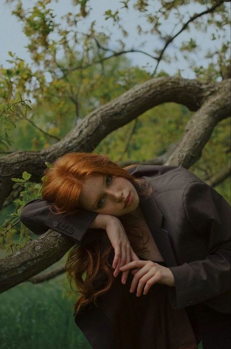 Cottagecore Photoshoot, Pose Mannequin, Autumn Photography Portrait, Unique Senior Pictures, Senior Photography Poses, Nature Photoshoot, Woods Photography, Fall Senior Pictures, Forest Photos