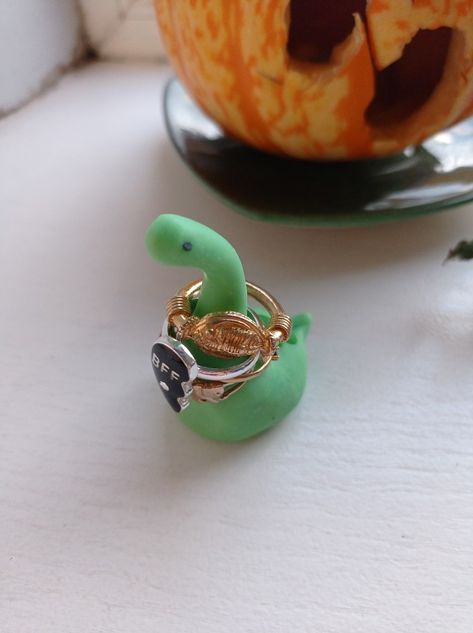 Fimo Ring Holder, Ring Holders Clay, Functional Polymer Clay Ideas, Polymer Clay Ring Holder, Clay Ring Holder Diy, Diy Clay Ring Holder, Dinosaur Ring Holder, Polymer Clay Dinosaur, Ring Holder Clay