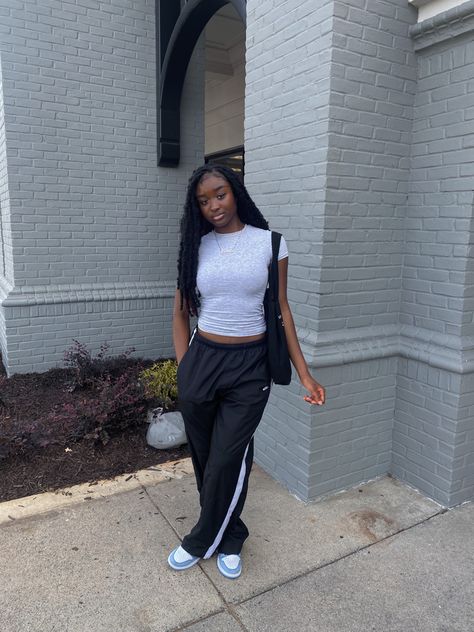 Nike Joggers Outfit, Black Sweatpants Outfit, Black Joggers Outfit, Joggers Outfit Women, Outfit Black Women, Outing Outfit, Sweatpants Outfit, Urban Fashion Women, Joggers Outfit