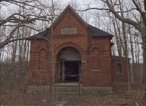 Urban Exploration: Someone Went Inside This Abandoned Church In Indiana Abandoned Indiana, Abandoned Churches, Abandoned Church, Old Abandoned Houses, Spooky Stories, Ela Teacher, Fantasy Homes, Southern Gothic, House Inside