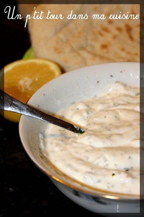 P'tite sauce blanche pour kebab - Un p'tit tour dans ma cuisine Kebab White Sauce, Pita Way White Sauce, White Sauce Shwarma, Greek Chicken Kebabs With Tzatziki Sauce, Kebab Sauce, Fajitas, Pita, Tacos, Sauce