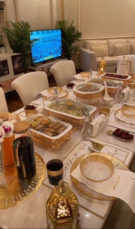 Arab Dinner Table, Eid Table Setting Ideas, Arabic Plates, Dining Table Setting Ideas, Ramadan Dinner, Ramadan Table Setting, Ramadan Ideas, Food Display Table, Ramadan Desserts