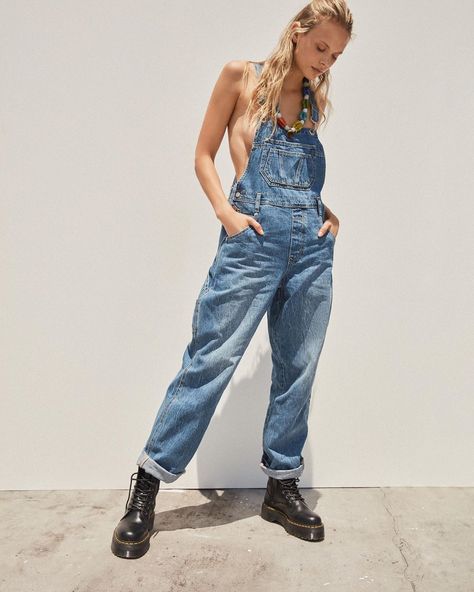 Urban Outfitters on Instagram: “Everybody needs a perfect pair of overalls. These are the ones. #UODenim” Women In Suspenders, Grunge Girl Outfits, Girl Outfits Summer, Overall Jeans, Dr Martens Style, Martens Style, Cute Overalls, Tokyo Street Fashion, Skirt Denim