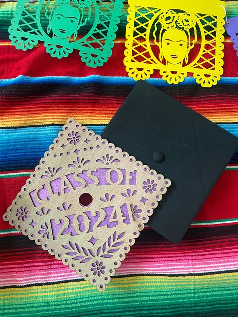 Grad Cap Ideas In Spanish, Grad Cap Art, Graduation Cap Designs Mexican, Mexican Graduation Cap, Graduation Things, Teacher Graduation Cap, Mexican Graduation, Grad Decor, Grad Pictures