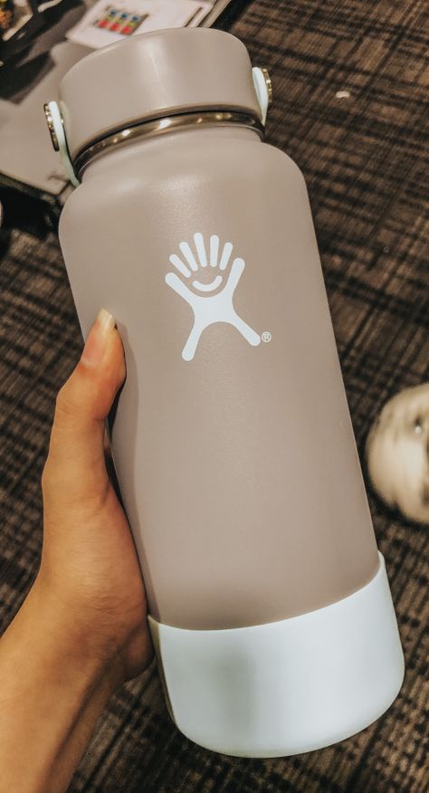 ☆ pinterest: melissalopez0 ☆ Hydro Flask 32 Oz, Hydro Flask Bottle, Hydro Flask Water Bottle, Trendy Water Bottles, Flask Water Bottle, Cute Water Bottles, Vsco Girl, Hydro Flask, Botol Air