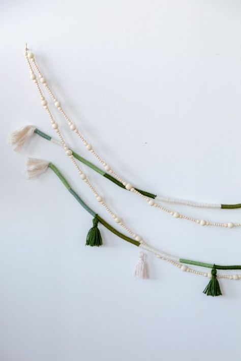 Mantel Inspiration, Rope Garland, Wrapped Rope, Diy Tassel Garland, Tassels Tutorials, Garland Tutorial, Rope Tassel, Holiday Garland, Green Yarn