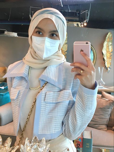 Preppy girl outfit, baby blue, pastel blue outfit, hijab fashion, old money fashion, gingham, plaid, blazer, cute outfit, preppy girl aesthetic, modest fashion Preppy Hijab Outfits, Hijabi Friendly Outfits, Hijab Wardrobe, Preppy Girl Outfits, Hijabi Fits, Preppy Fashion, Save Outfits, Hijab Aesthetic, Preppy Girl