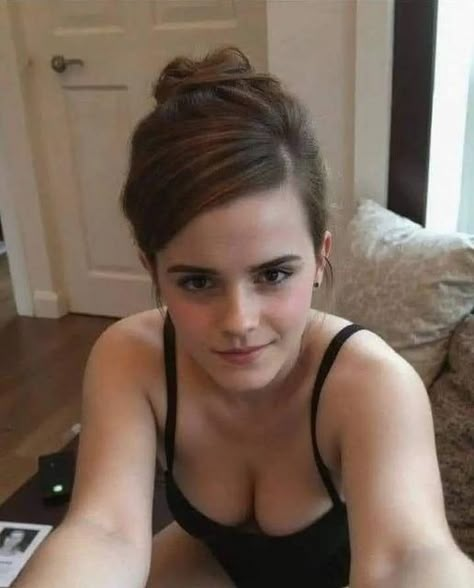 Emma Watson Fans | Facebook Jennifer Lawrence Quotes, Emmanuelle Seigner, Emma Watson Hair, Unrealistic Beauty Standards, Jennifer Aniston Videos, Jennifer Aniston Legs, Emily Scott, Photo Emma Watson, Emma Watson Pics